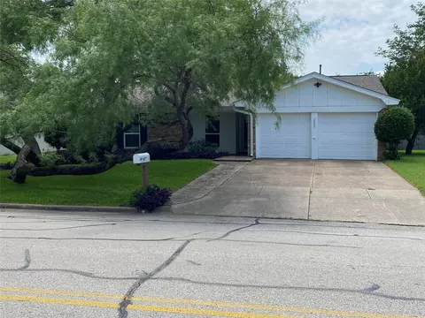 2225 Shady Brook Dr, Bedford, TX 76021