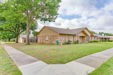 818 Blessing Creek Dr, Euless, TX 76039