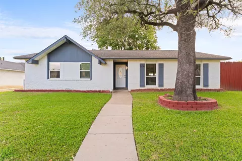 3414 Country Club Dr, Grand Prairie, TX 75052