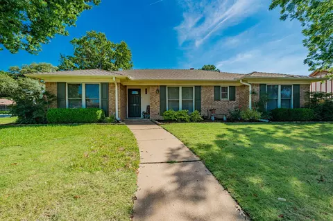 402 Cherry Ann Dr, Euless, TX 76039