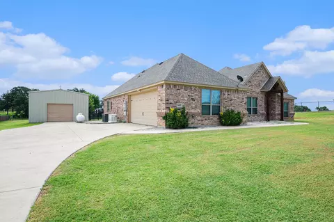 1602 Jay Bird Ln, Springtown, TX 76082