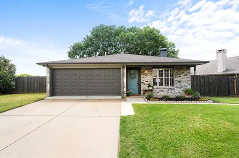 801 Canary Ln, Mansfield, TX 76063