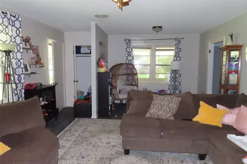 Living - 703 10th St NW, Springhill, LA 71075 photo 1 of 1