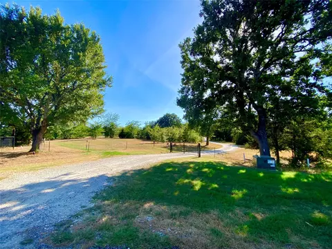 290 Green Oaks Dr, Sadler, TX 76264