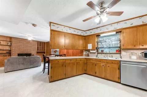 Kitchen - 910 Briar Cliff Dr, Bryan, TX 77802 photo 4 of 4