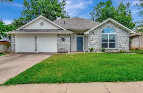 2705 Canterbury St, Euless, TX 76039