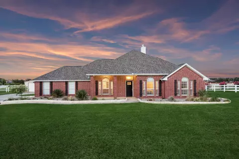 10332 Round Hill Rd, Fort Worth, TX 76131