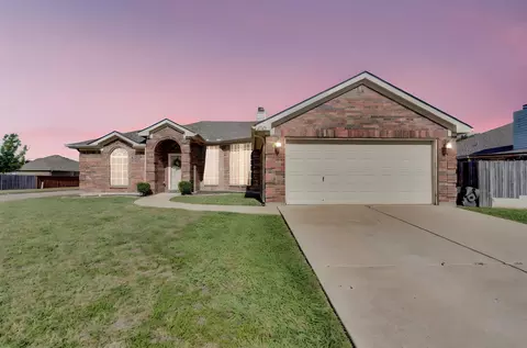 1313 Embercrest Dr, Midlothian, TX 76065