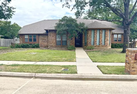 1601 Oak Creek Dr, Lewisville, TX 75077