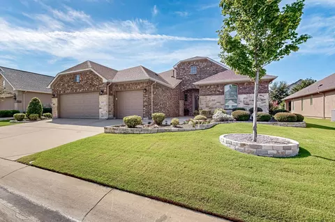 9517 Crestview Dr, Denton, TX 76207