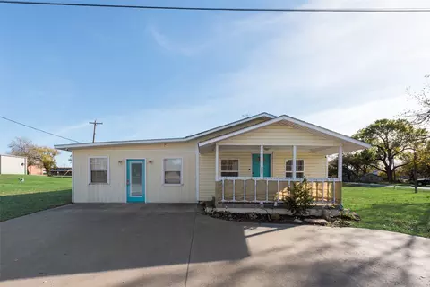 207 W Walnut St, Nocona, TX 76255