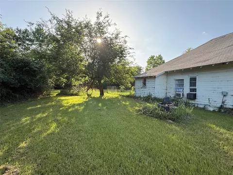 Exterior - 877 Farm Road 900 N, Saltillo, TX 75478 photo 5 of 11