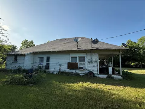 Exterior - 877 Farm Road 900 N, Saltillo, TX 75478 photo 8 of 11
