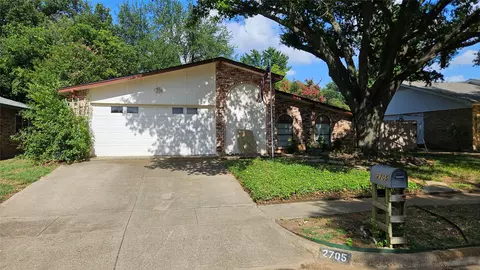 2705 Creekview Dr, Arlington, TX 76016