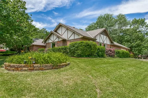 2831 Creekwood Ct, Grapevine, TX 76051