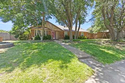 800 Katherine Ct, Cedar Hill, TX 75104