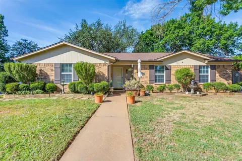 701 Charlyne Dr, Burleson, TX 76028