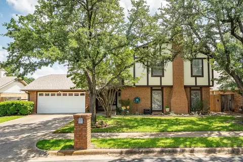 3200 Teakwood Dr, Bedford, TX 76021