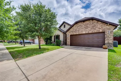 944 Virginia Ln, Saginaw, TX 76179