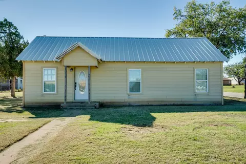 310 NE Third St, Knox City, TX 79529