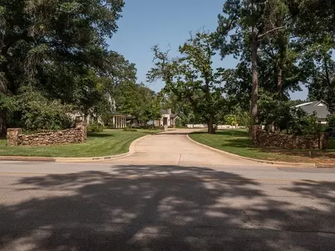 2736 Old Bullard Rd, Tyler, TX 75701