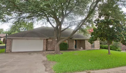 10144 Stoneleigh Dr, Benbrook, TX 76126