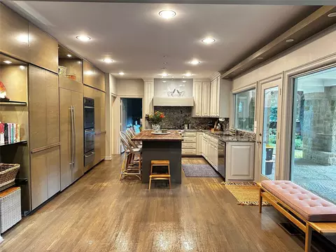 9027 Guernsey Ln, Dallas, TX 75220
