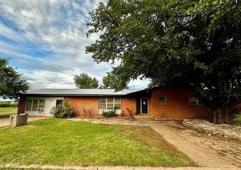 141 Dickson Rd, Seymour, TX 76380