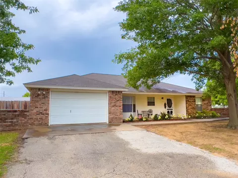 310 W Cedar St, Nocona, TX 76255
