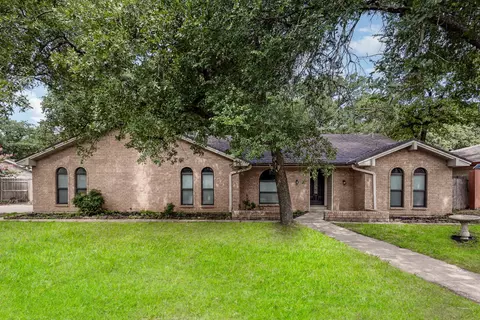 2829 Winterhaven Dr, Hurst, TX 76054