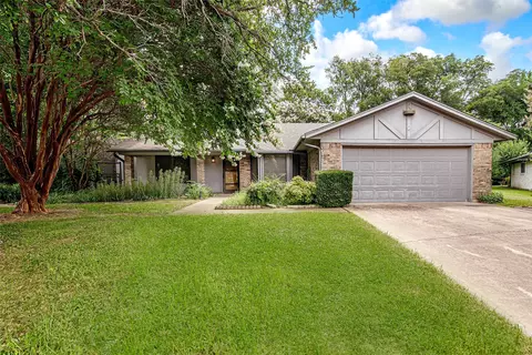 1321 Juniper Ln, Benbrook, TX 76126
