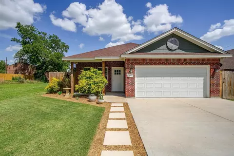 1105 S Fannin St, Alvarado, TX 76009