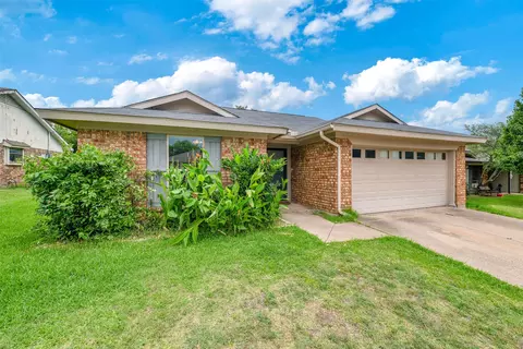 8212 April Ln, Watauga, TX 76148