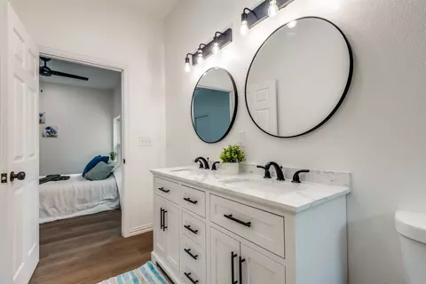 Bath - 708 E Brin St, Terrell, TX 75160 photo 4 of 5
