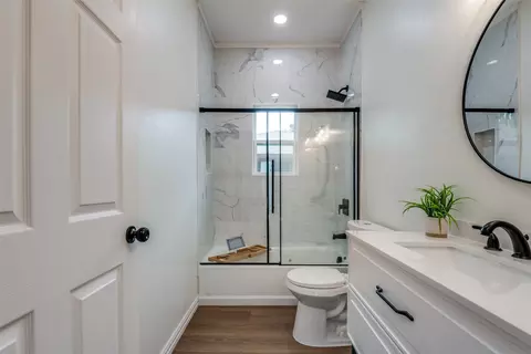 Bath - 708 E Brin St, Terrell, TX 75160 photo 2 of 5