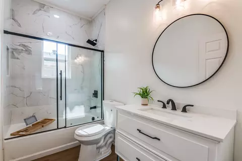 Bath - 708 E Brin St, Terrell, TX 75160 photo 3 of 5