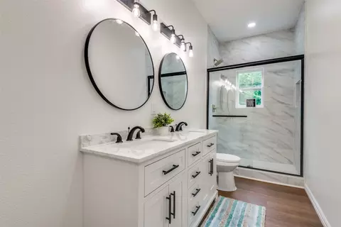 Bath - 708 E Brin St, Terrell, TX 75160 photo 5 of 5