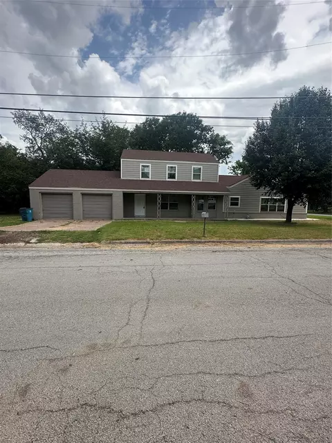 701 Hulme St, Bowie, TX 76230