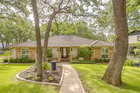 2824 Winterhaven Dr, Hurst, TX 76054
