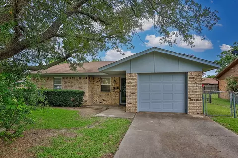 1512 Patricia Dr, Gainesville, TX 76240