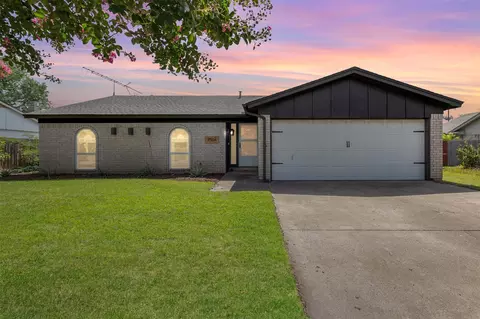 7504 Oak Ridge Dr, North Richland Hills, TX 76182