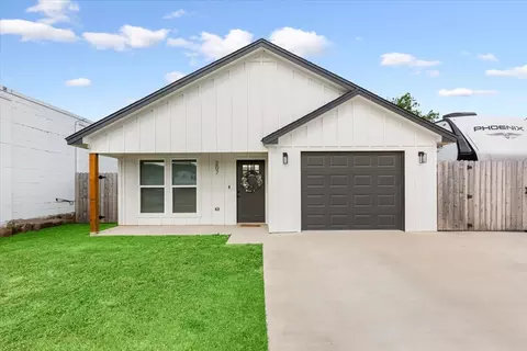 207 S Madison St, Mcgregor, TX 76657