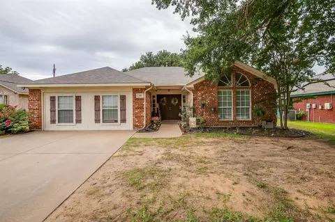 304 Comanche Walk, Joshua, TX 76058