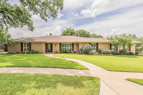 11 Country Club Ct, Pantego, TX 76013