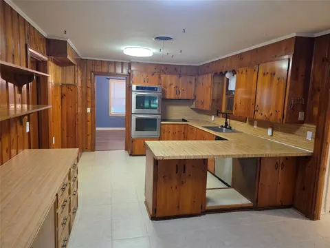 Kitchen - 713 NW 10th St, Springhill, LA 71075 photo 2 of 4