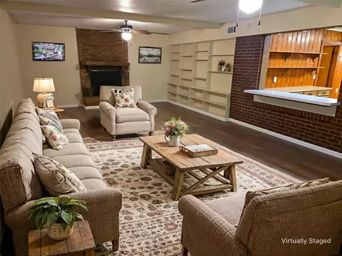 Living - 713 NW 10th St, Springhill, LA 71075 photo 3 of 5