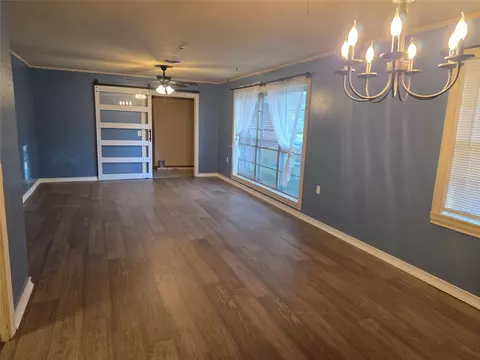 Living - 713 NW 10th St, Springhill, LA 71075 photo 2 of 5