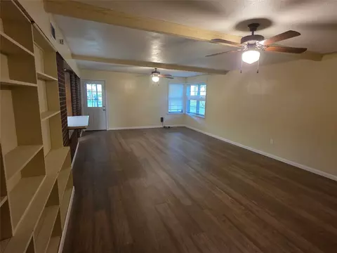 Living - 713 NW 10th St, Springhill, LA 71075 photo 4 of 5
