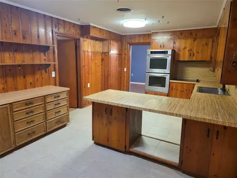 Kitchen - 713 NW 10th St, Springhill, LA 71075 photo 3 of 4