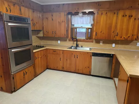Kitchen - 713 NW 10th St, Springhill, LA 71075 photo 4 of 4